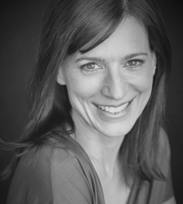 Perrey Reeves Bio Picture