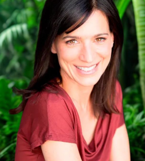 Perrey Reeves Bio Picture